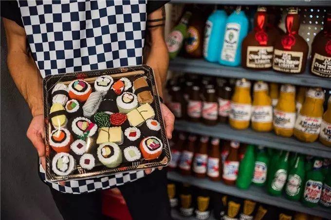 艺术家用一块布打造便利店、情趣用品店...生意却异常火爆