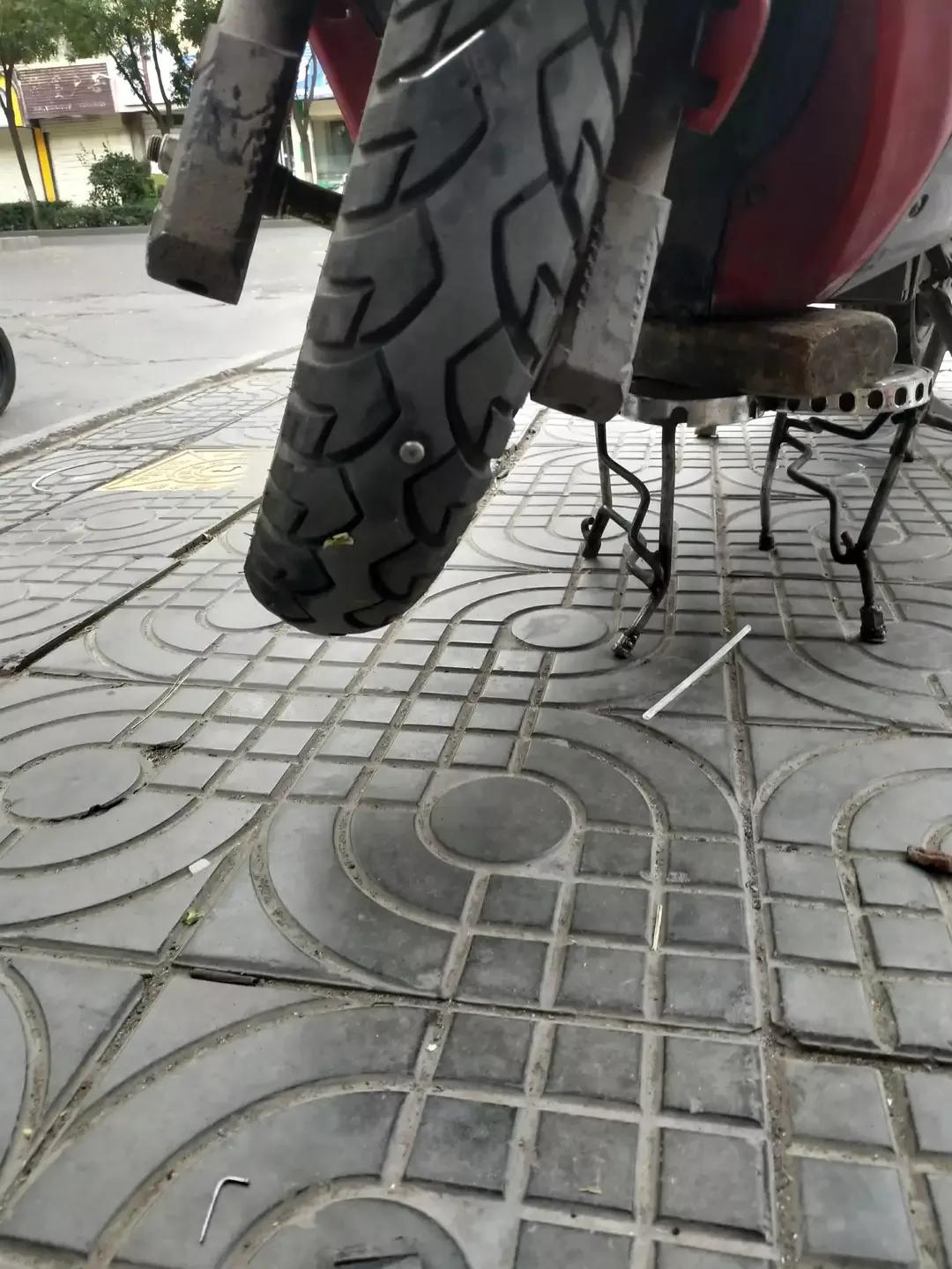 真空胎扎了钉子用胶水补了怎么办,真空胎扎了钉子可以拔出来嘛