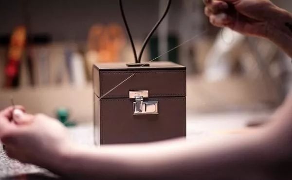 10款永不过时的包包 (十款必备经典包包)