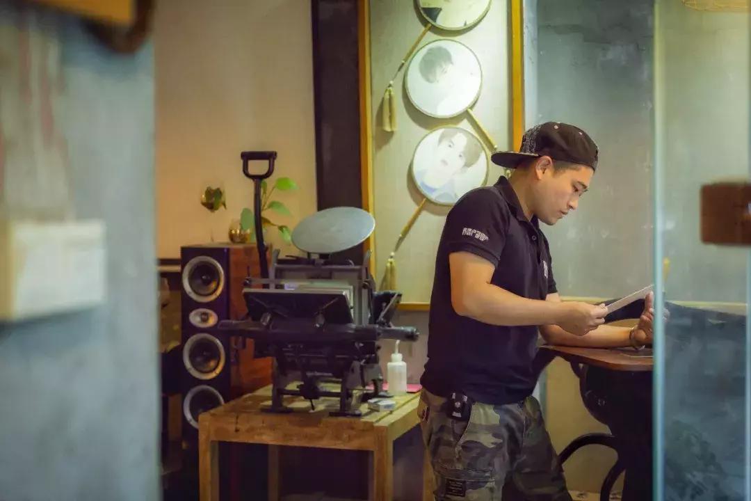 独此一家,机器跨越百年,户部山上的这家小店印出家乡生活的墨迹