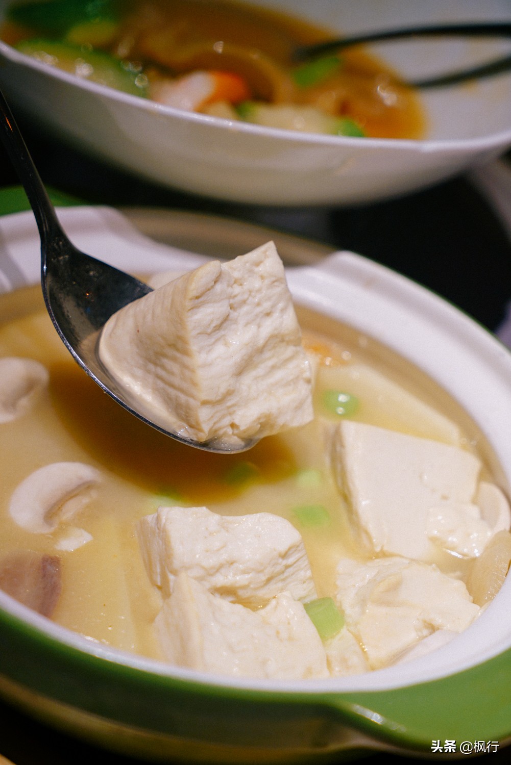 这家北京二环内的粤菜馆,装修获大奖,松板肉、乳鸽、罗氏虾惊艳