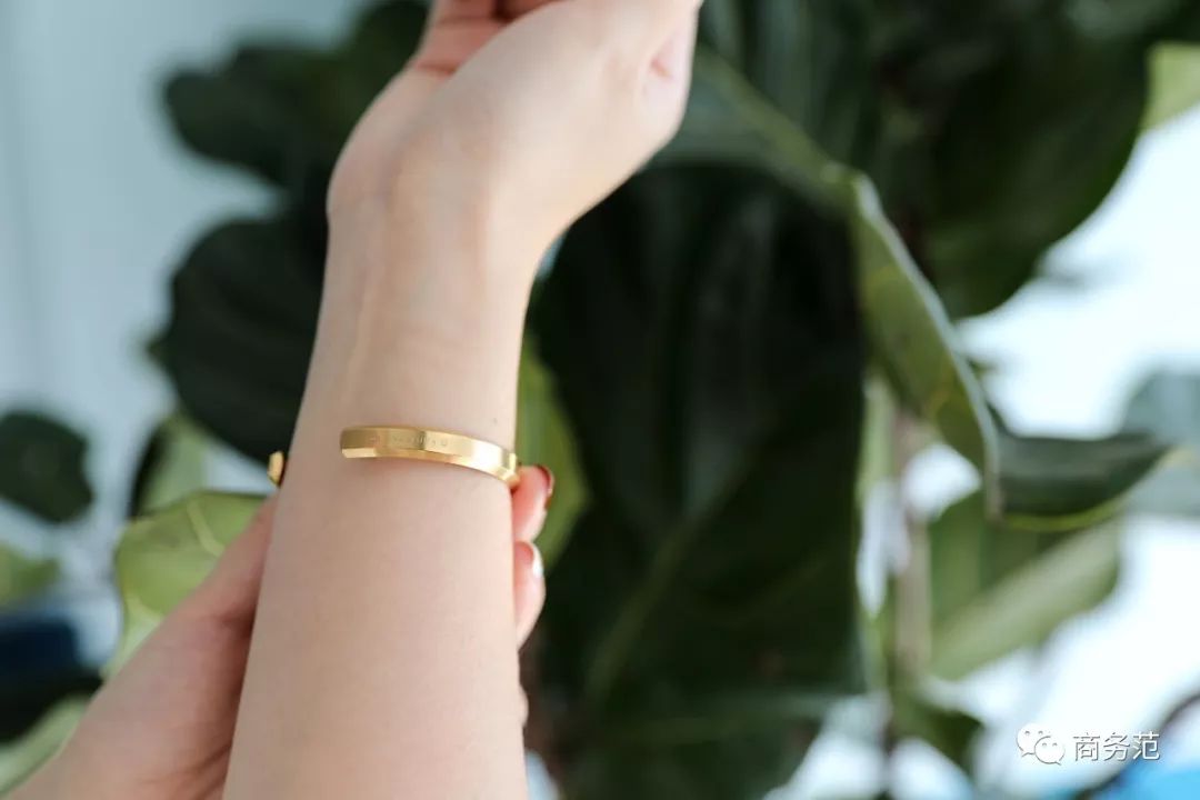 瑞典皇家配饰品牌,几百块戴出万元质感,金色手镯男女戴都好看