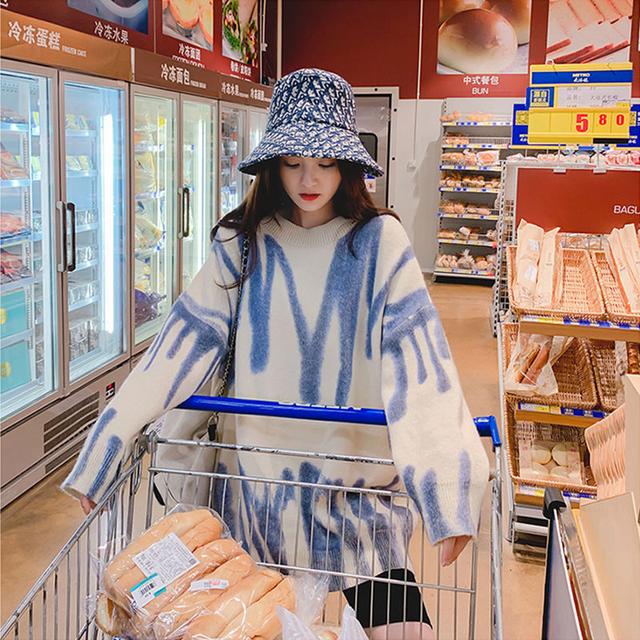 iu和其他韩国女明星,女明星穿iu同款绿紫毛衣外套