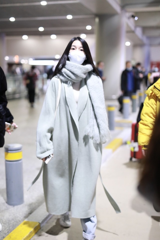 陈瑶长发披肩图片,陈瑶酷黑吊带长裙造型