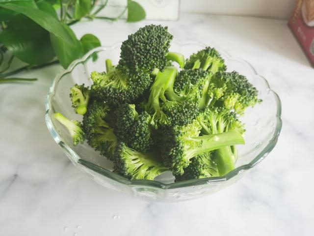 在家怎么清洗西兰花最干净,西兰花用热水煮能把虫卵煮出来吗