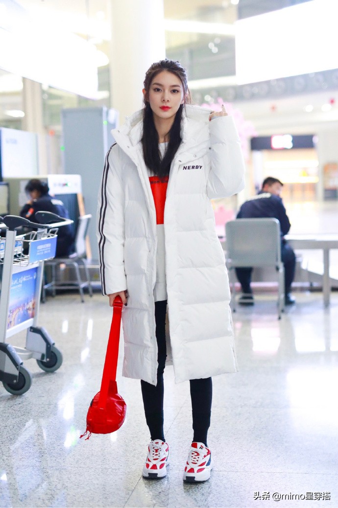 傅菁长发穿蓝色棉服,傅菁穿搭羽绒服