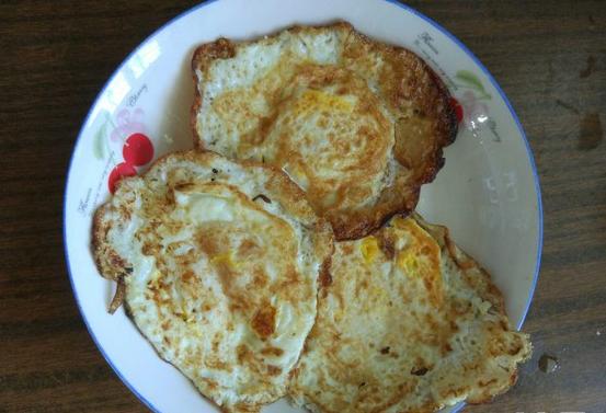 电锅不粘锅煎鸡蛋放油吗,鸡蛋怎样煎才能煎得完整两面金黄