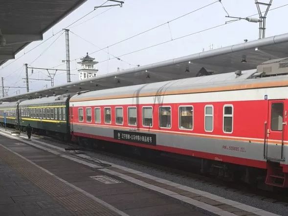 为什么火车座位和高铁不一致,高铁座位是顺着坐还是面对面