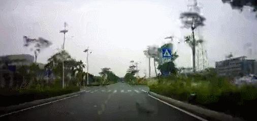 男子开三轮车被撞飞出去安全落地,男子骑摩托车被货车撞倒