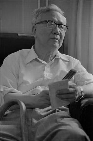 华罗庚读完《七律和郭沫若同志》，给毛主席写信：勤学毛著脱旧胎