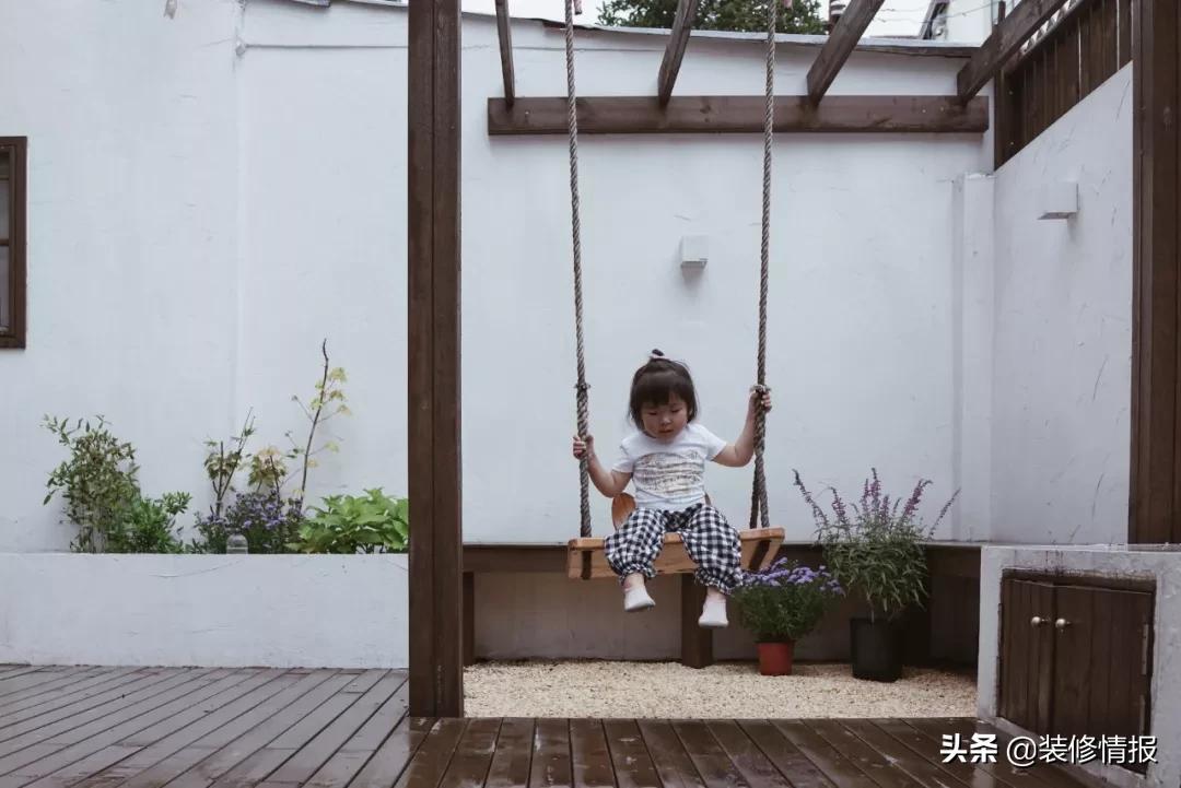 她买下32㎡上海老旧学区房，为女儿打造小桃园还有20㎡舒适大庭院