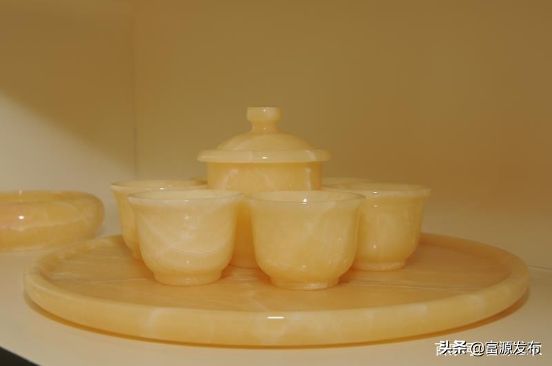 富源：曹跃兴创办佳景石材公司生产加工米黄松香玉工艺品名气大増