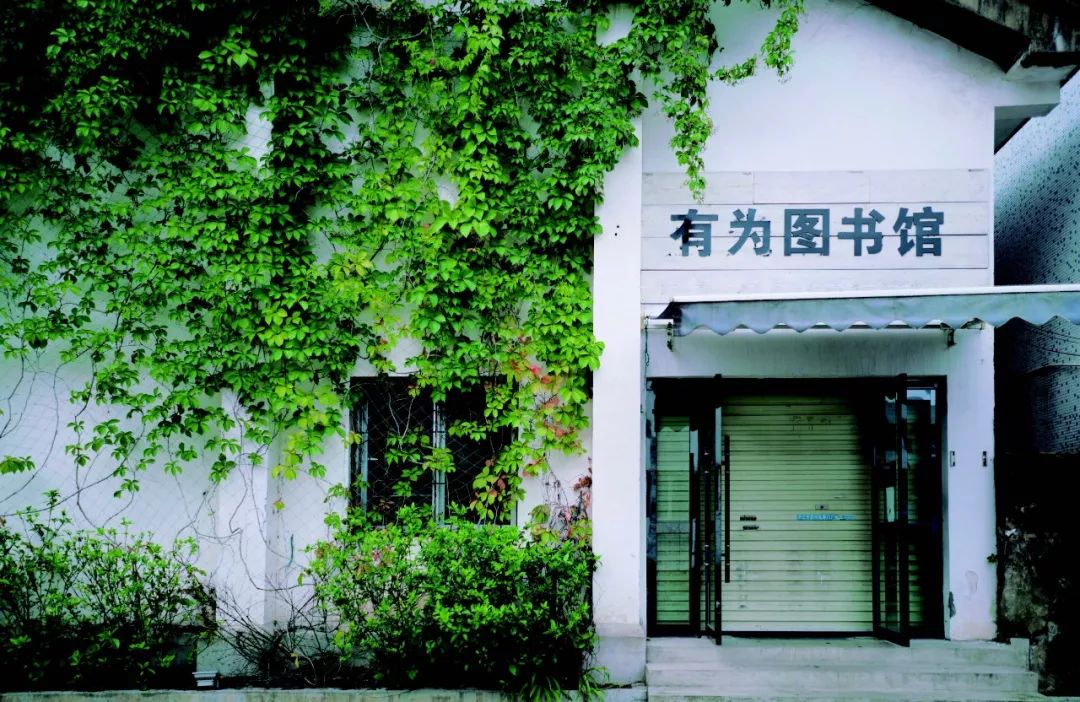 在只有KTV和麻将馆的县城里建一座图书馆，他们坚持了8年