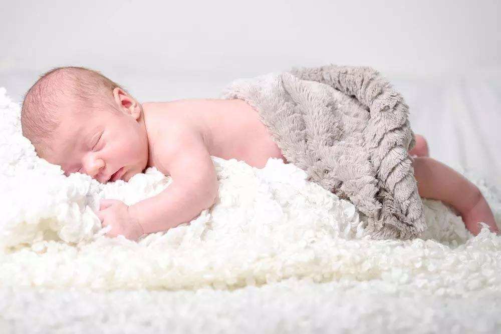 怎么让宝宝趴着睡是正确的,怎么解决宝宝趴着睡觉的问题