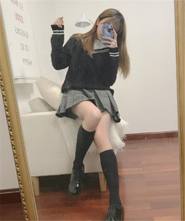 王者荣耀最强女大学生K回归，自称女王叫板景慧！这黑袜长腿绝了