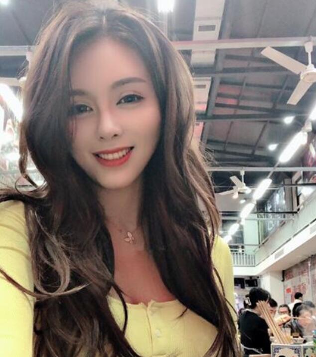 张琪格终于醒悟了？晒出刚睡醒的素颜照，原来她真容如此青春