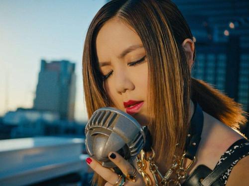 杨千嬅演唱会被粉丝感动到哭了,杨千嬅声生不息录制四次哭八次