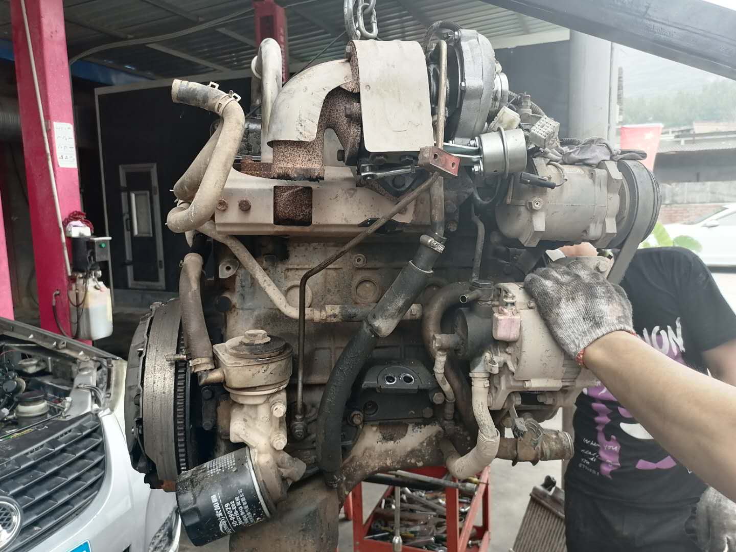 发动机冒白烟蓝烟烧机油,尾气大量冒蓝烟要不要大修发动机