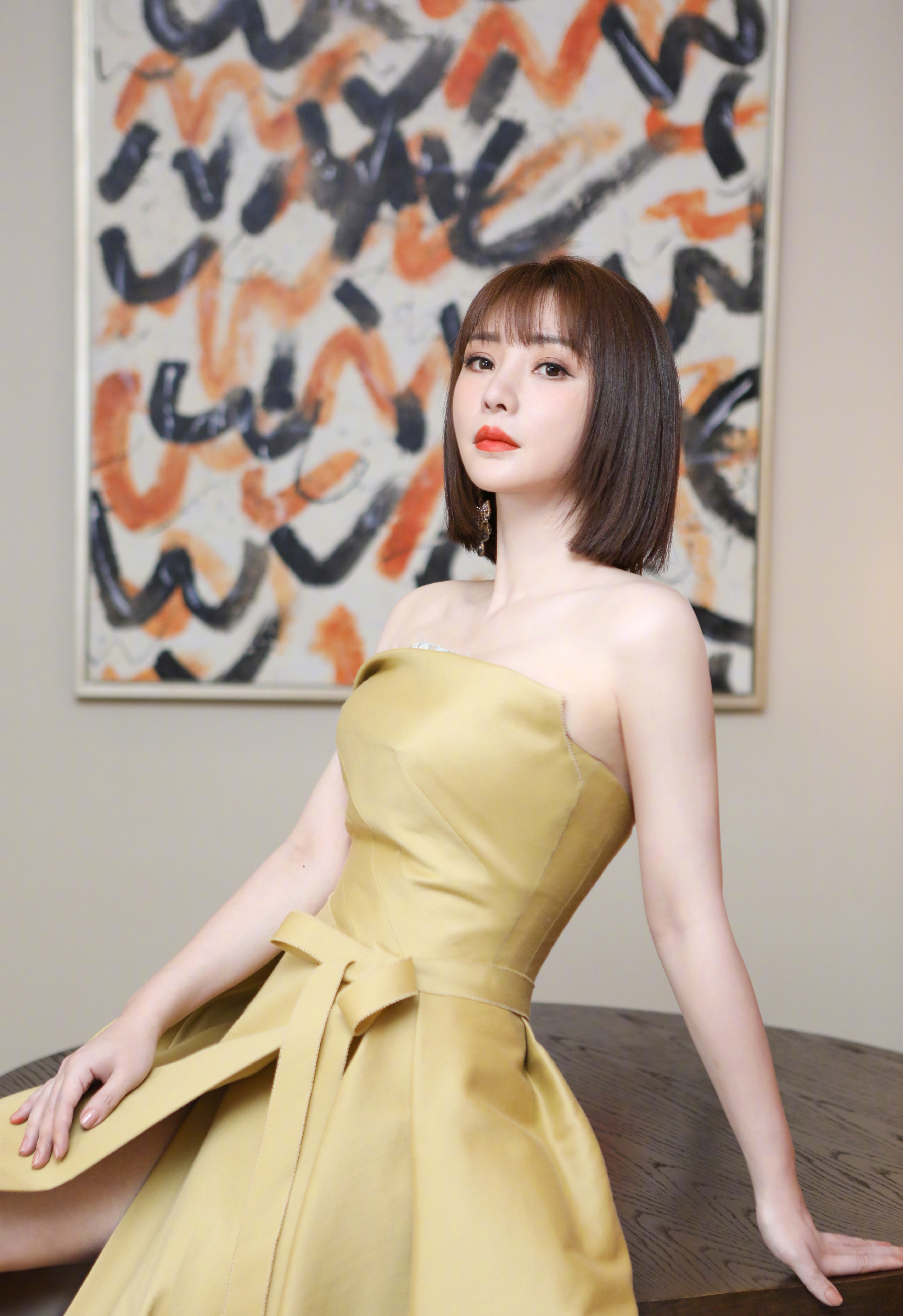 论发型的重要性，柳岩换波波头减龄20岁，流苏裙大秀“葫芦腰”