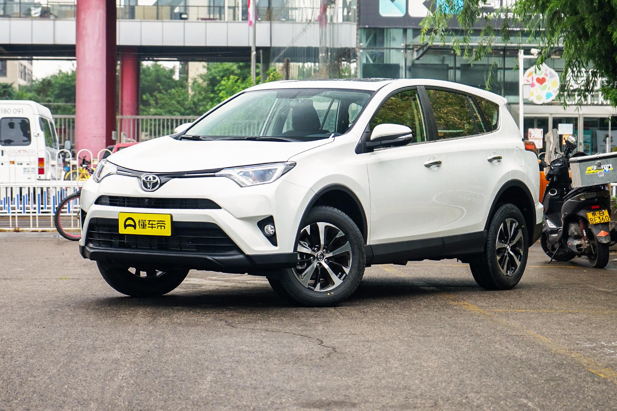 rav4荣放前保险杠是哪个位置,丰田荣放rav4珍珠白2013年前保险杠
