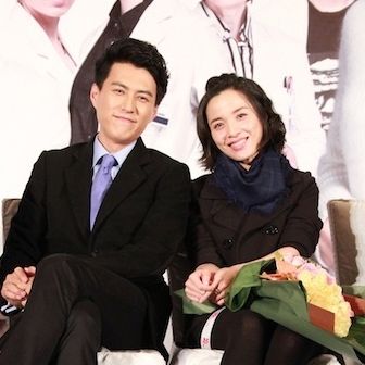 多少老人追星靳东,靳东六旬阿姨追星梦