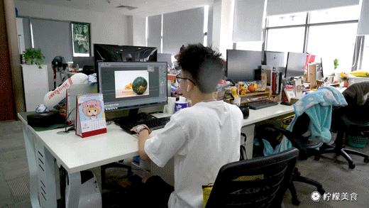 74岁的他，把一半的人生交给了这碗「黑暗甜品」