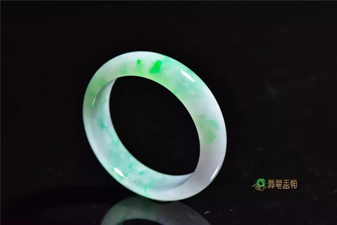 婆婆给儿媳一只金手镯,婆婆给我二手的银手镯