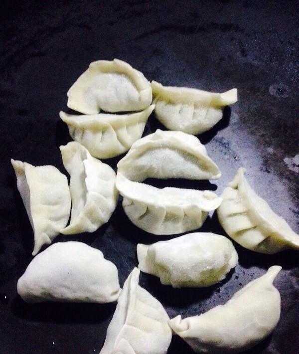 煮饺子时是冷水下锅还是热水下锅,煮饺子是冷水下锅还是热水下锅好