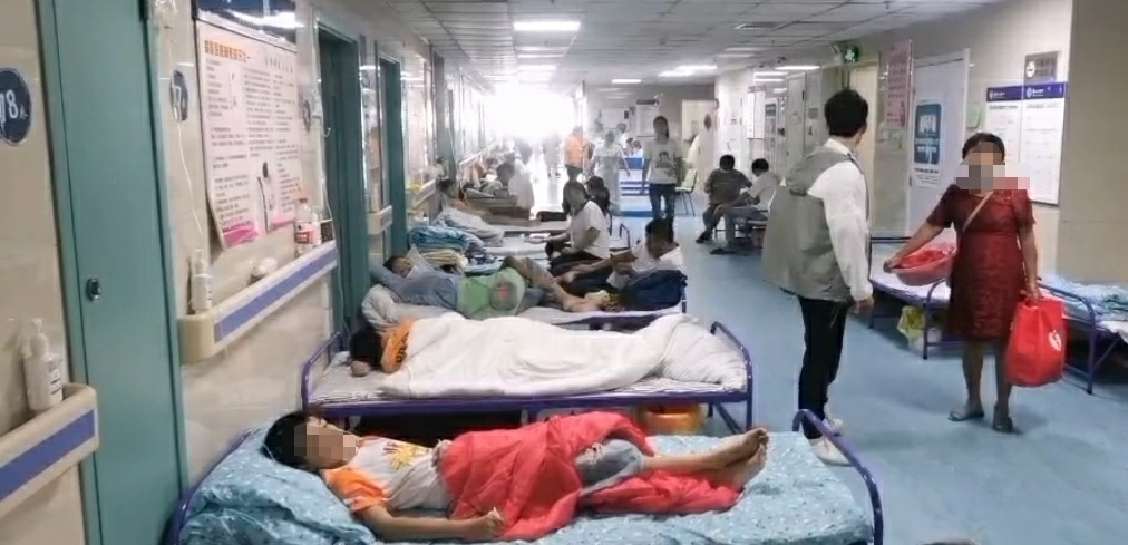 安徽寿县多名老人孩子高烧腹泻，当地一中学停课，每天用洒水车供水