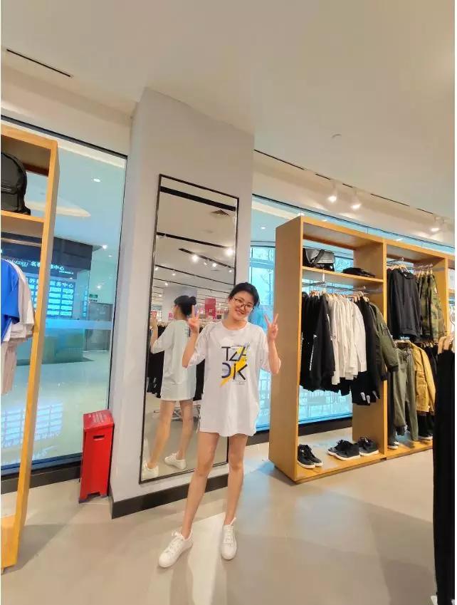 紧身回归，要瘦要美，“穿大不穿小”？适合才重要