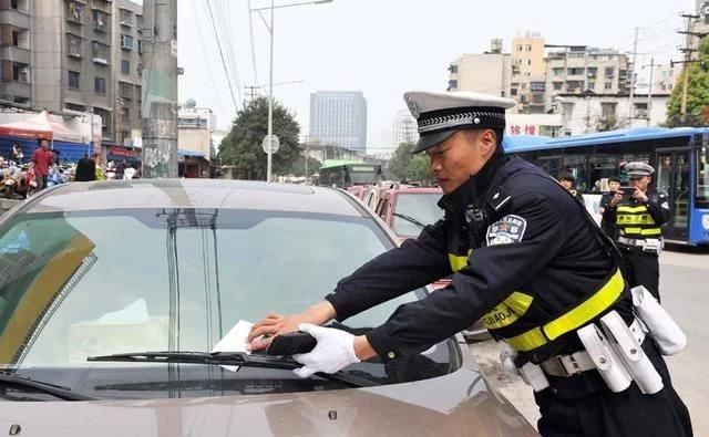 为什么交警一眼能知道有没有驾照,是不是每一个违规交警都会确认