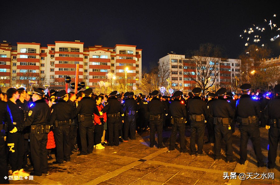 甘肃天水数万民众“上九朝观”祈福纳祥争烧头柱香!(组图)