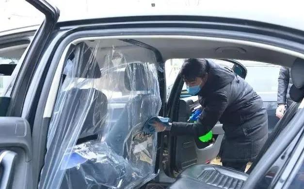 降低司乘间交叉感染风险！石家庄为出租车、网约车安装防疫“隔离舱”