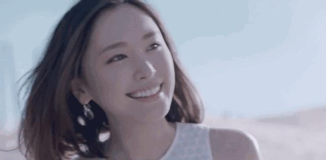 硬刚女皇龙妈也扛不住法令纹，2条沟壑让人心疼，贴一贴就消了