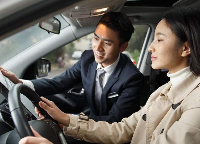 4S店买车砍价技巧,去4s店买车的时候怎么和销售砍价