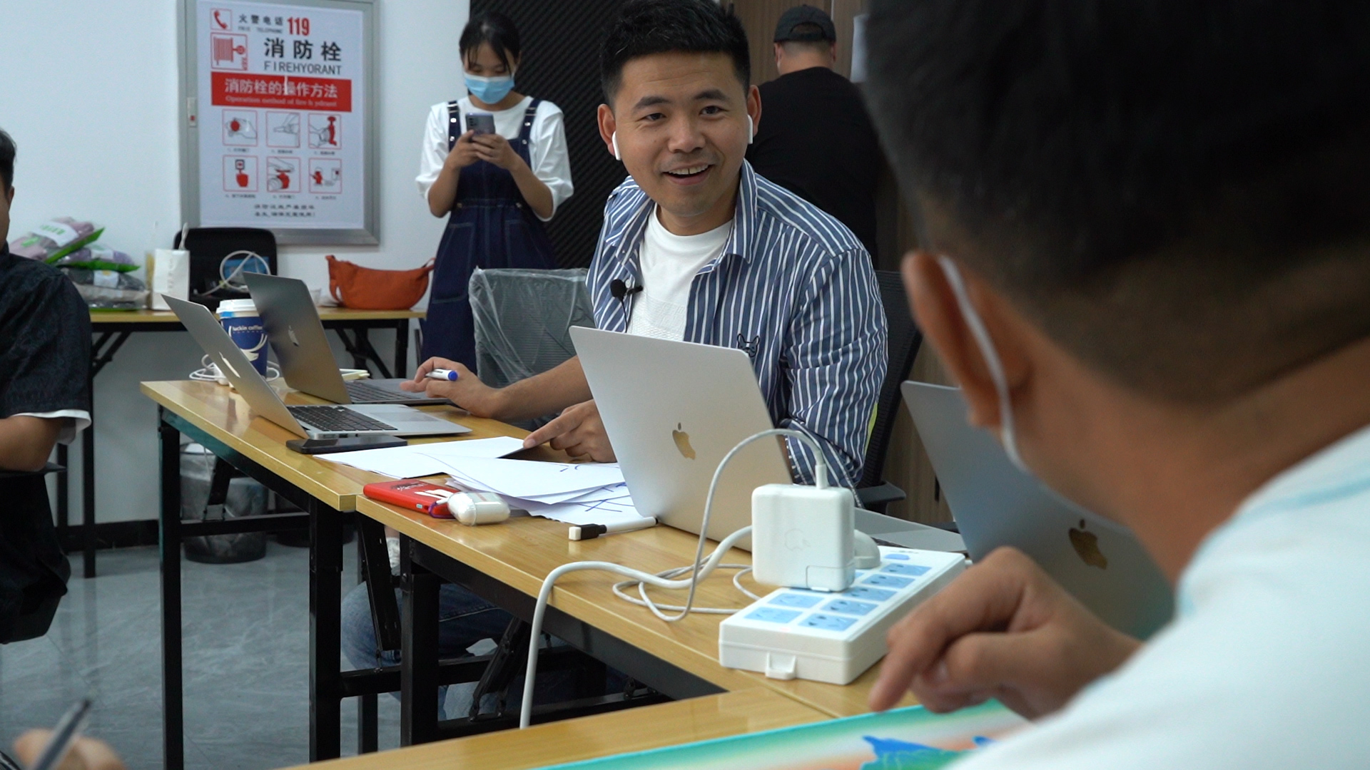 一个山村的姑娘逆袭到创业成功,穷小子逆袭成高富帅梦想成真