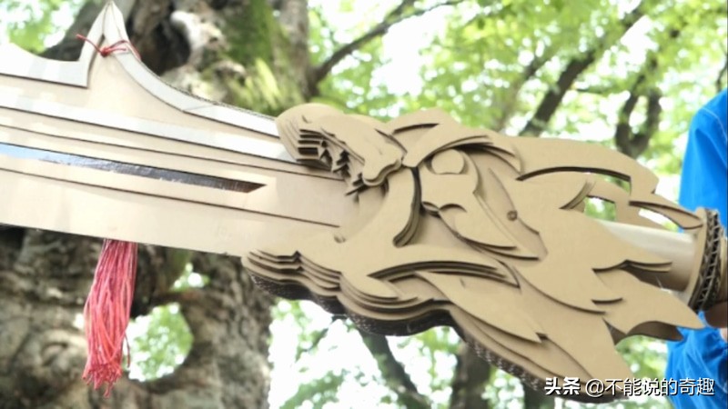 大隐隐于市！日本高玩用纸箱自制各种可变换形态道具，走红网络