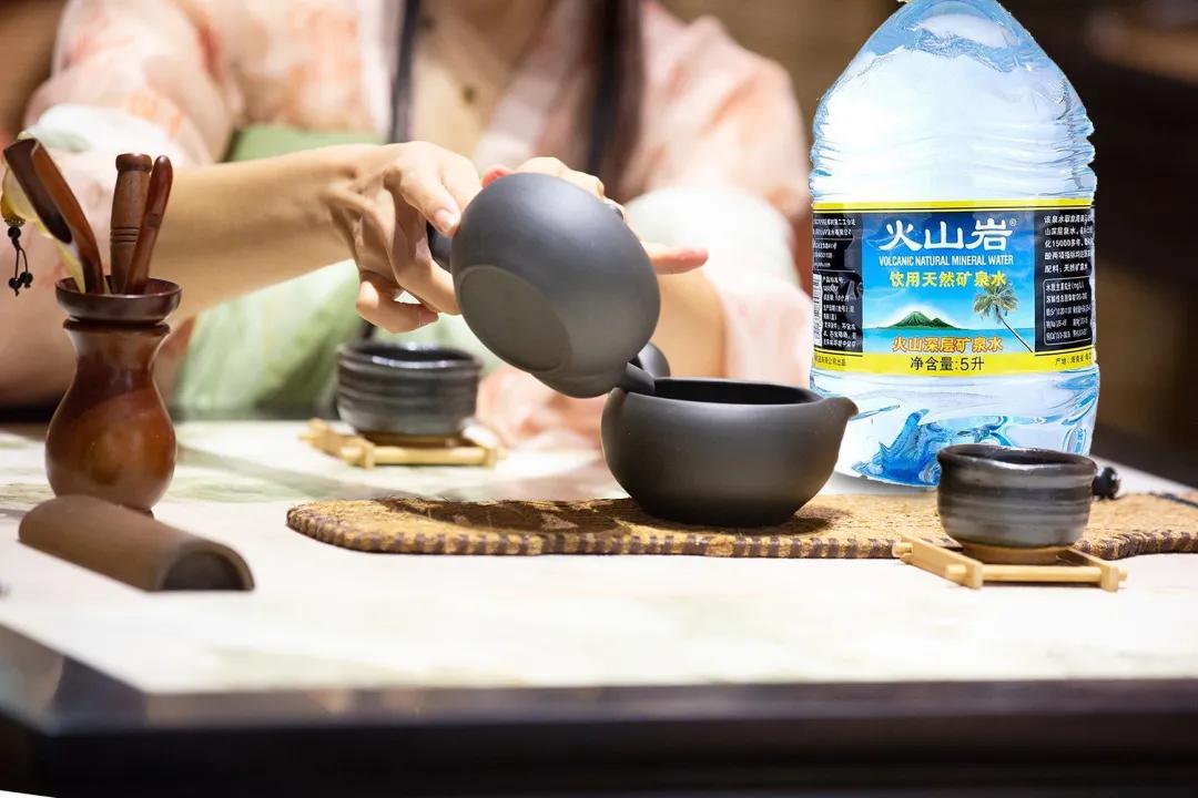 椰树牌火山岩矿泉水有几个版本,真正的椰树火山岩矿泉水