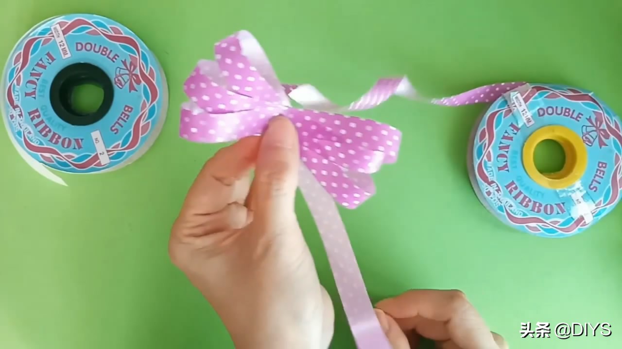 塑料彩带蝴蝶结的打法图文,多根彩带蝴蝶结的打法