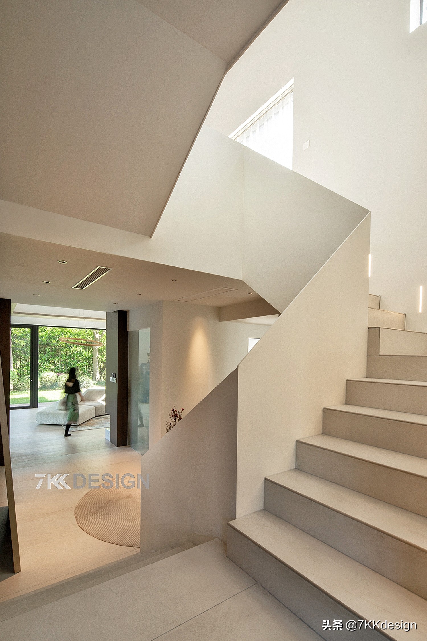 海边联排别墅小院实景现代轻奢,独栋带院子的小别墅年代感