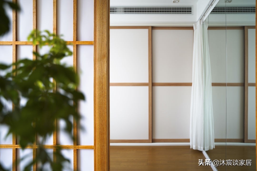 她把家布置得复古又温馨，室内被绿植环绕，这样的家，住着真舒服