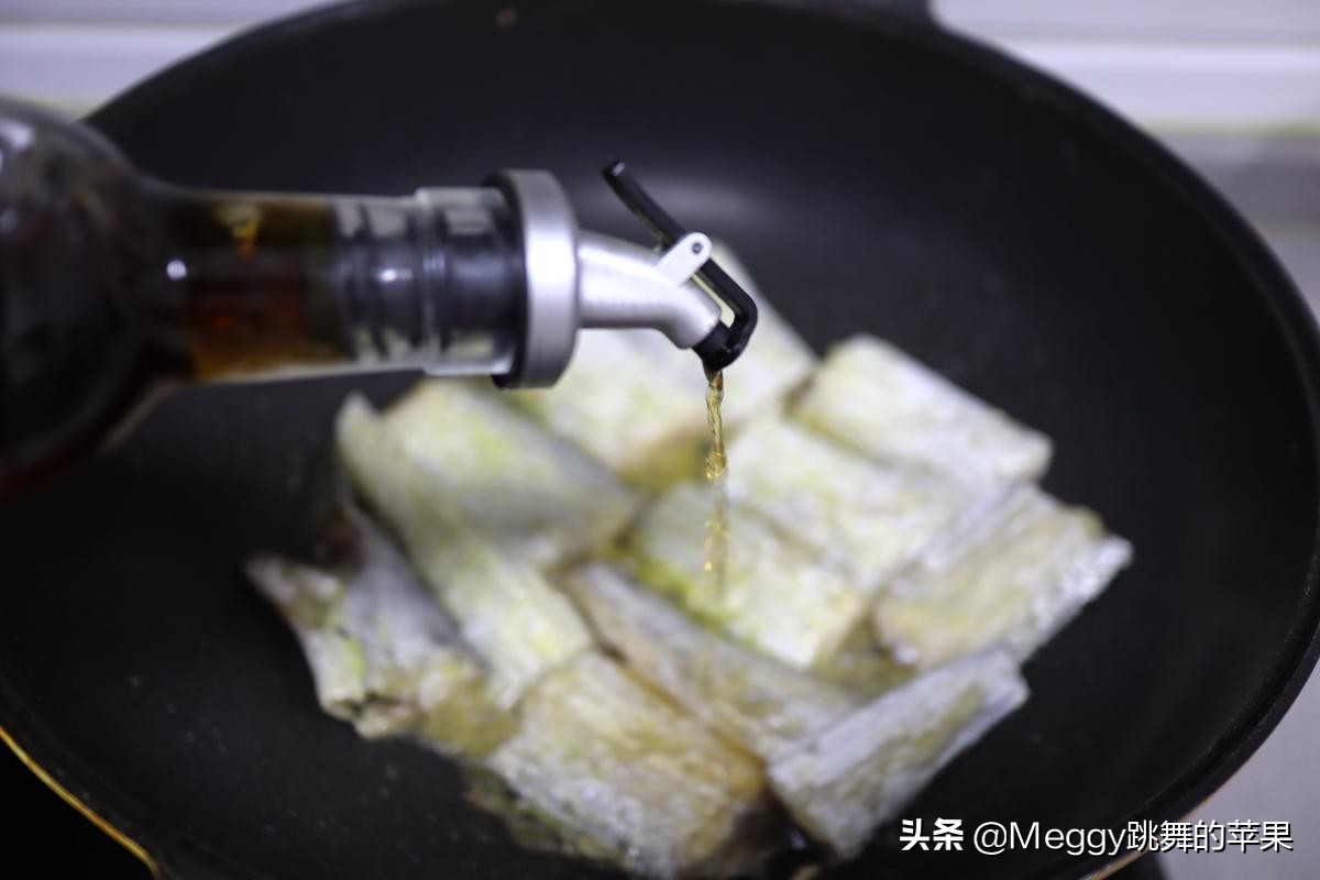 煎带鱼挂糊的正确方法,煎带鱼用什么上浆好煎