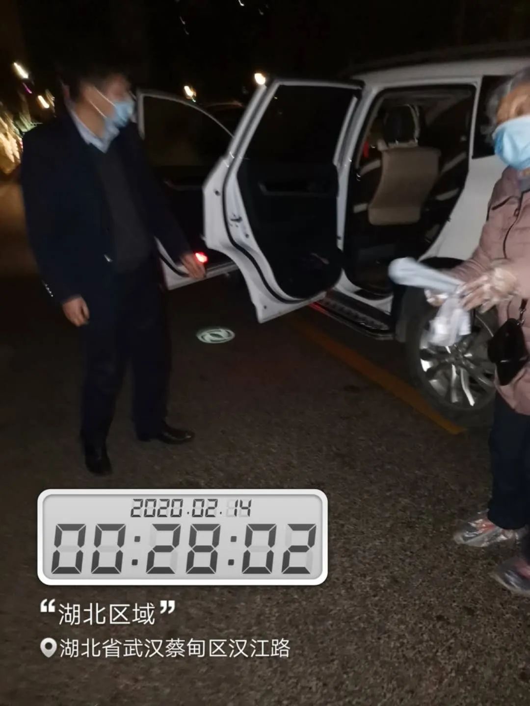 69岁老人救溺水孩子呛水,婴儿呛水老人晕倒