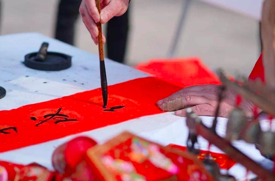 过年贴对联挂灯笼讲究动画,过年农村挂灯笼的讲究