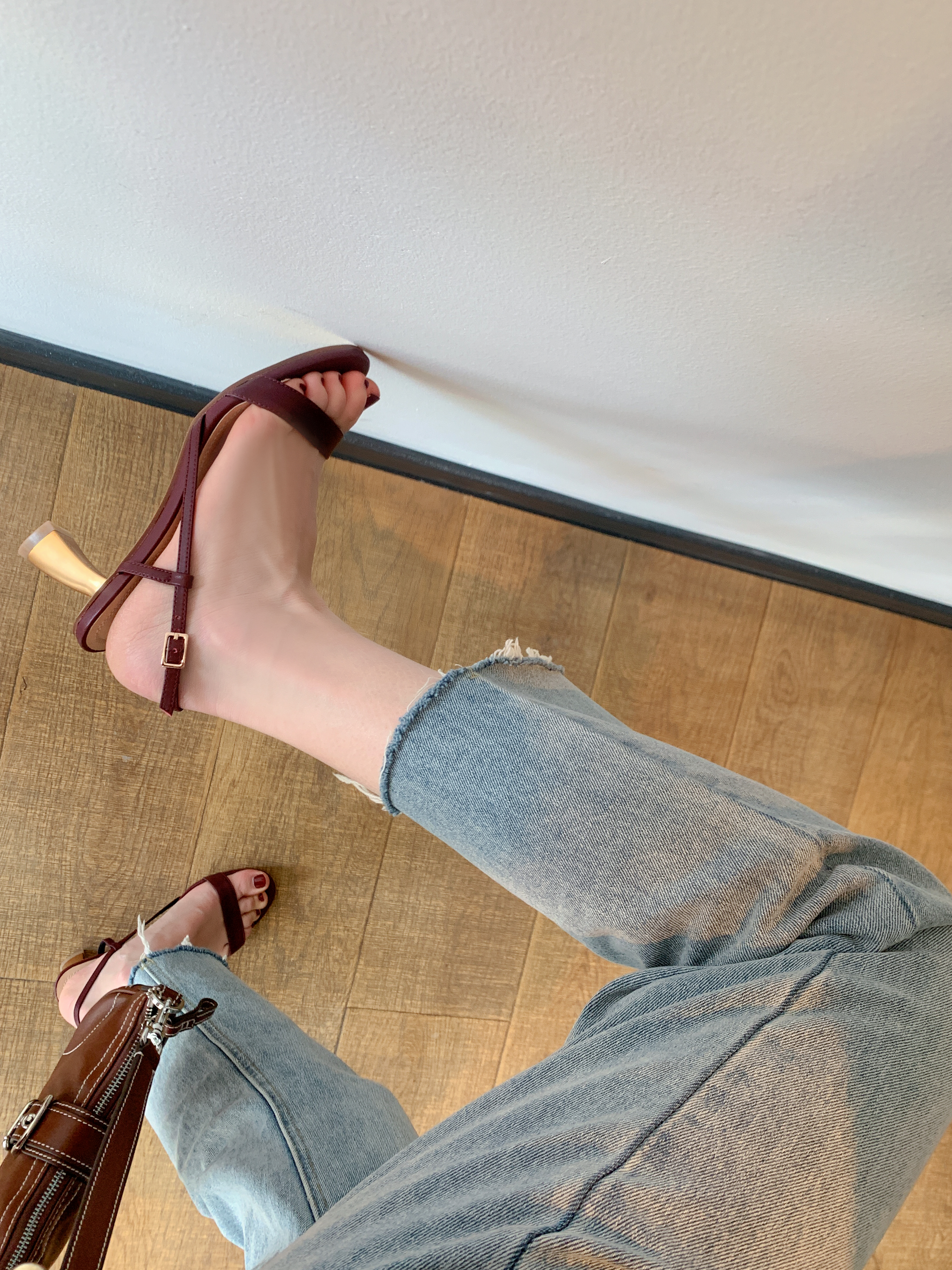 方头细跟凉鞋高跟鞋搭配,黑色尖头细跟高跟鞋怎么搭配上衣