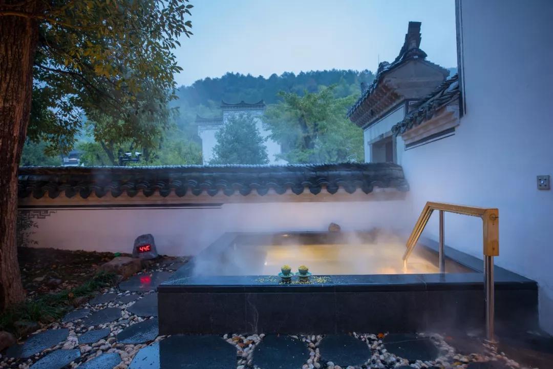 露天温泉小院精品,一房一厅庭院私家温泉