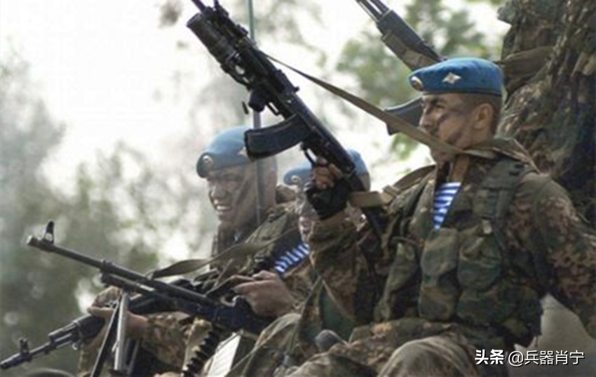 普京视察俄罗斯空降兵,普京表扬俄士兵视频