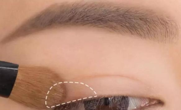 眼妆怎么画显大又干净眼影盘推荐,眼影的画法和技巧一周眼妆不重样