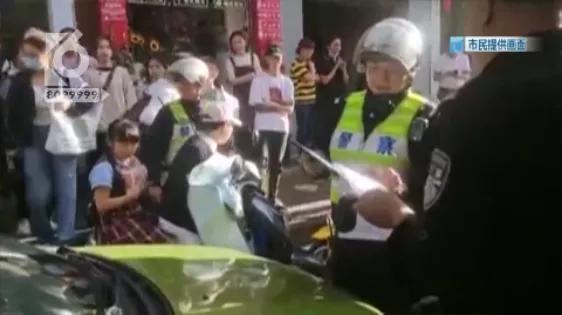 堵瘫这条街一个多小时!女“路霸”车停路中间玩手机,交警敲窗喊话都不好使