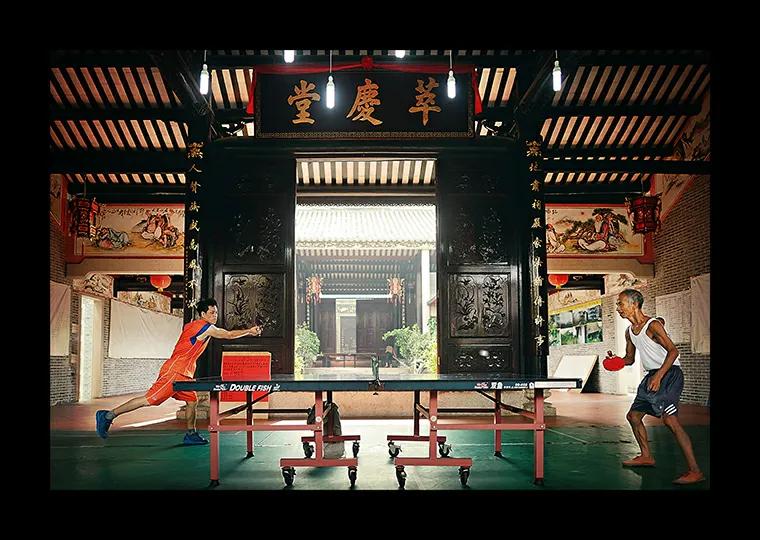 村里来了蹦迪选手,老彭打乒乓球的视频